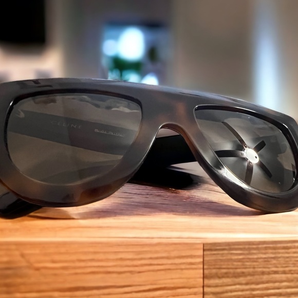 CELINE Black Havana Flattop Two-Tone Shield
Aviator Sunglasses - Picture 4 of 5